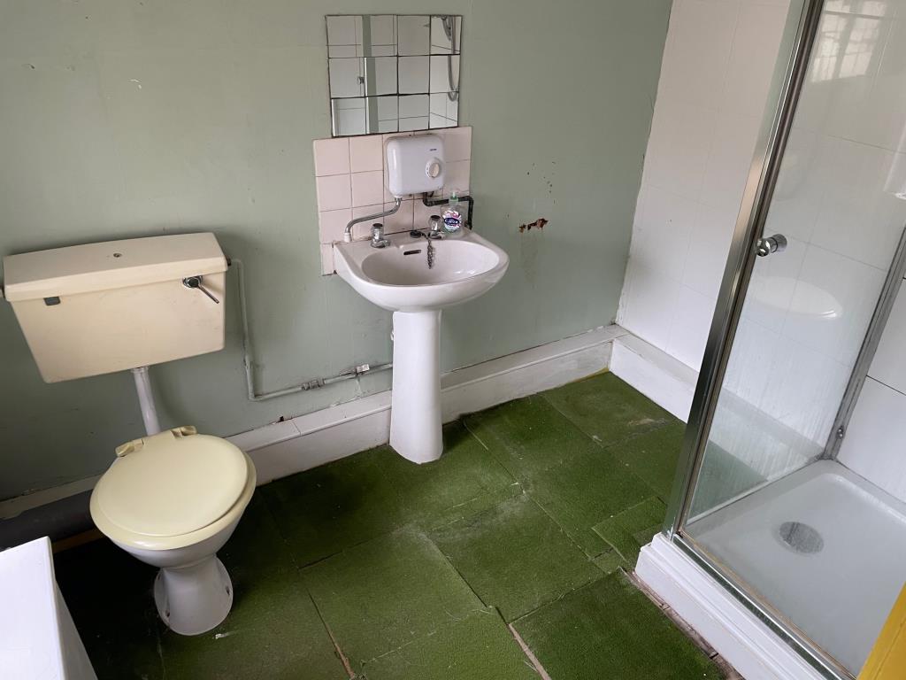 Lot: 11 - END-TERRACE HOUSE FOR IMPROVEMENT -